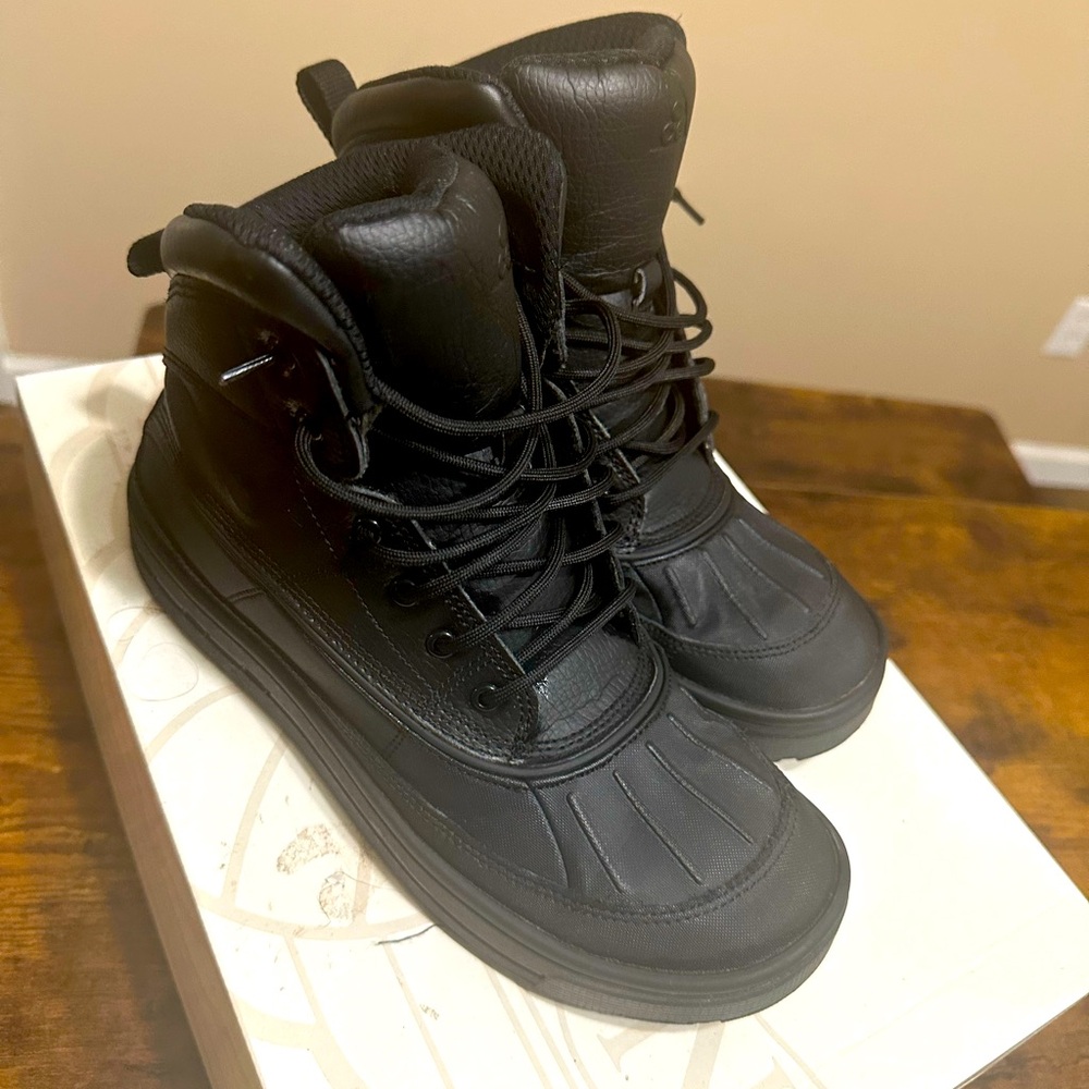 Nike Woodside 2 High Boots size 7Y
